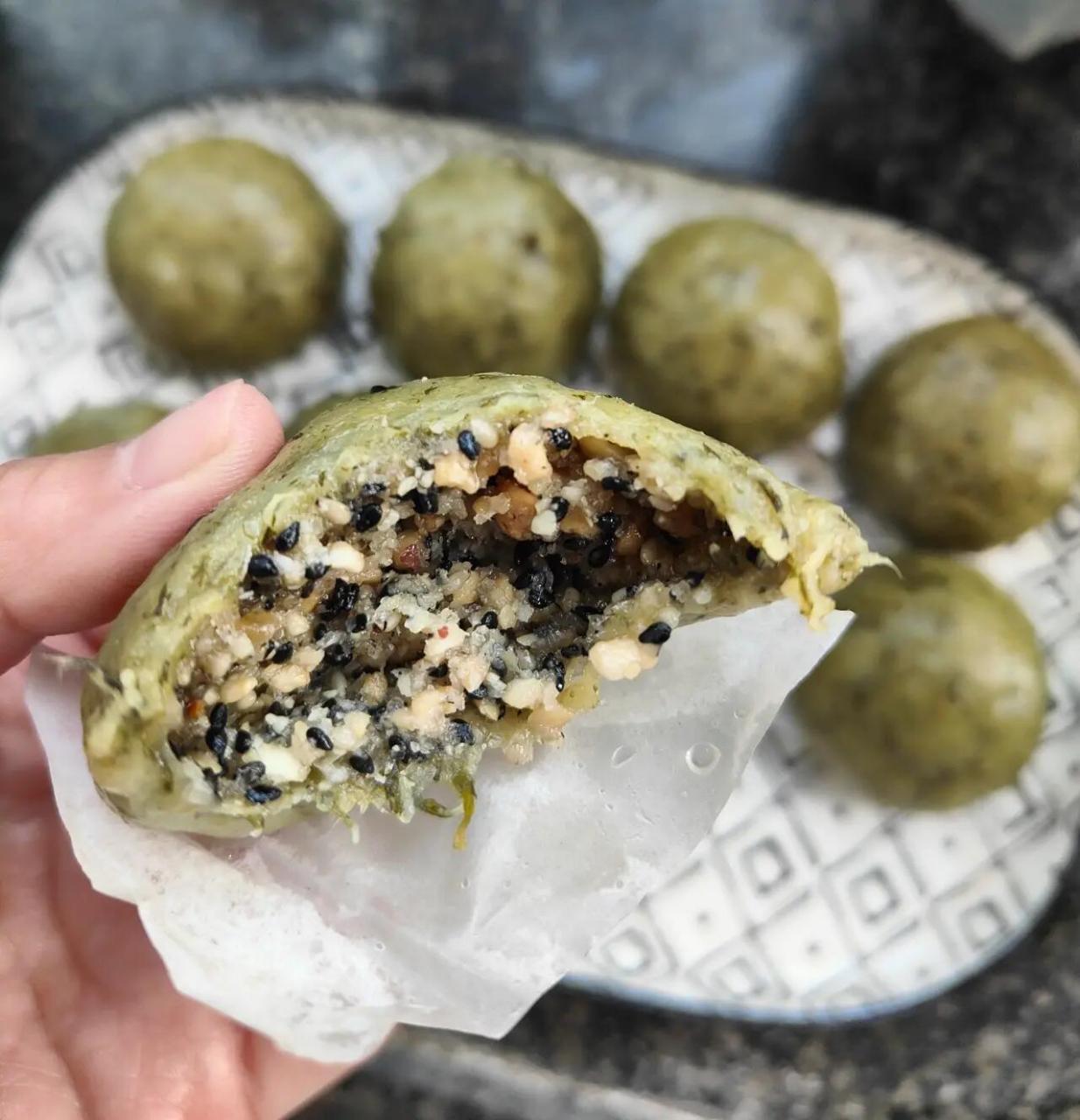 春日限定美食清明草粑粑 我们这边土话叫燕子花粑粑,燕子花就是清明草