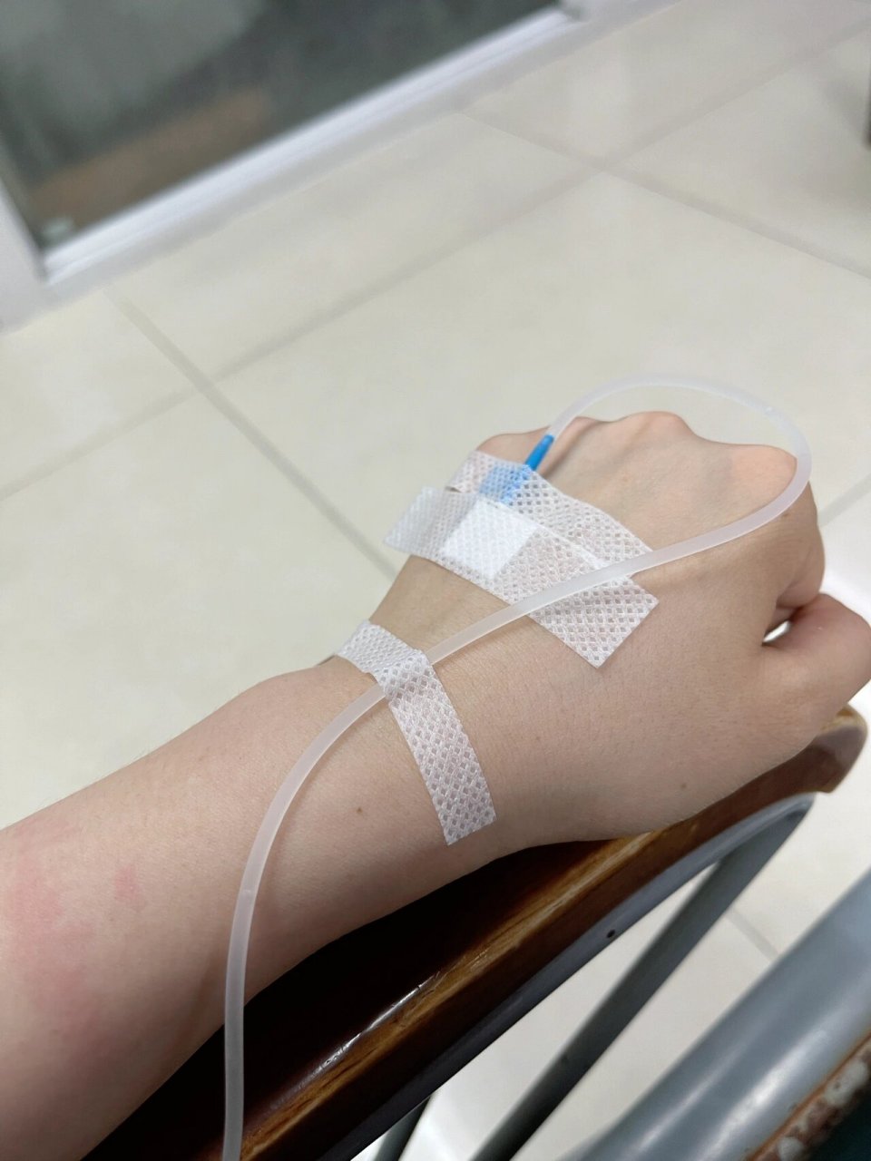 一个人来医院挂急诊 打吊瓶,是几级孤独