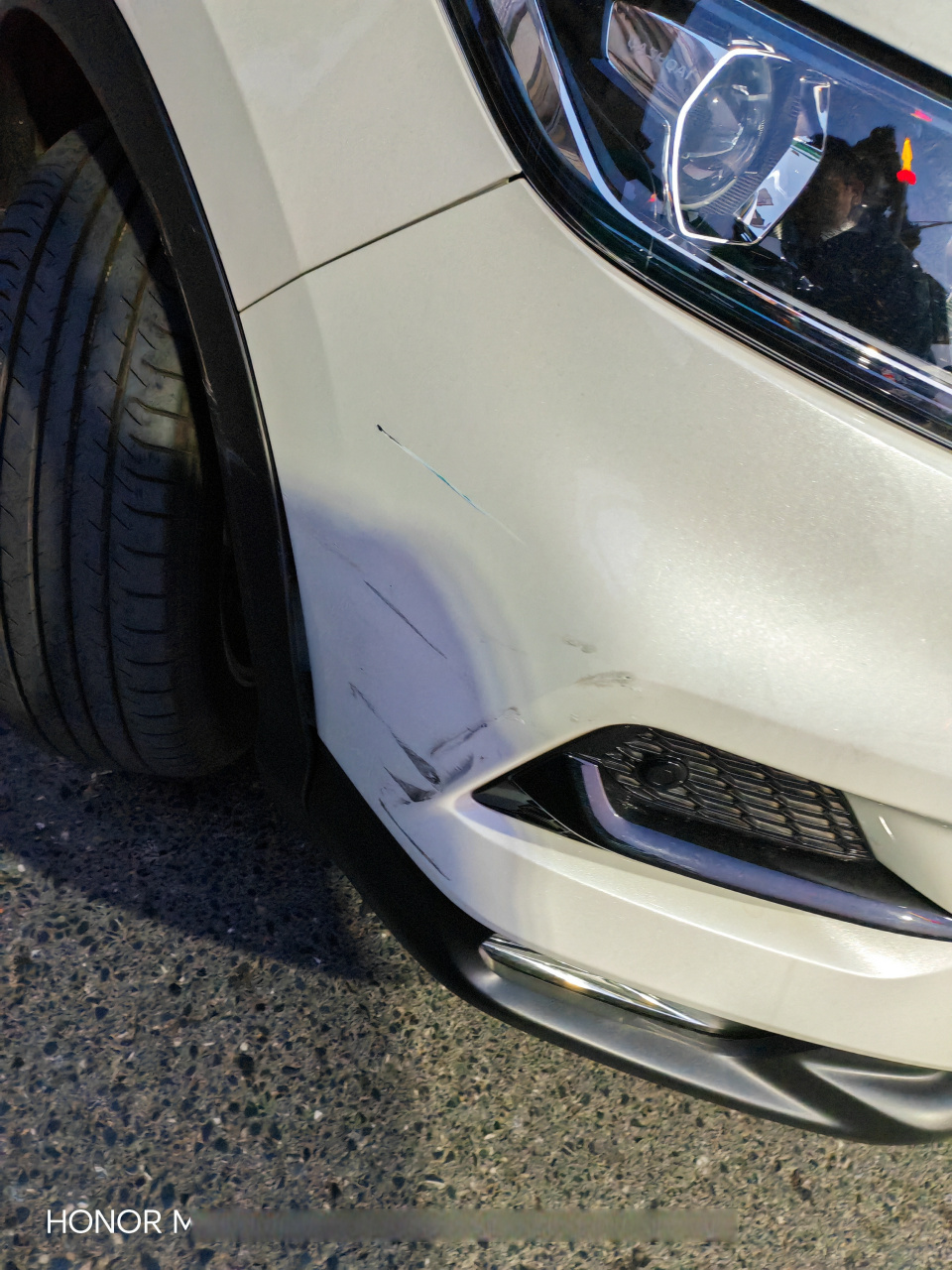 问一下,车子被刮了一下补漆要多少钱,一般去4s店还是找外边的维修?