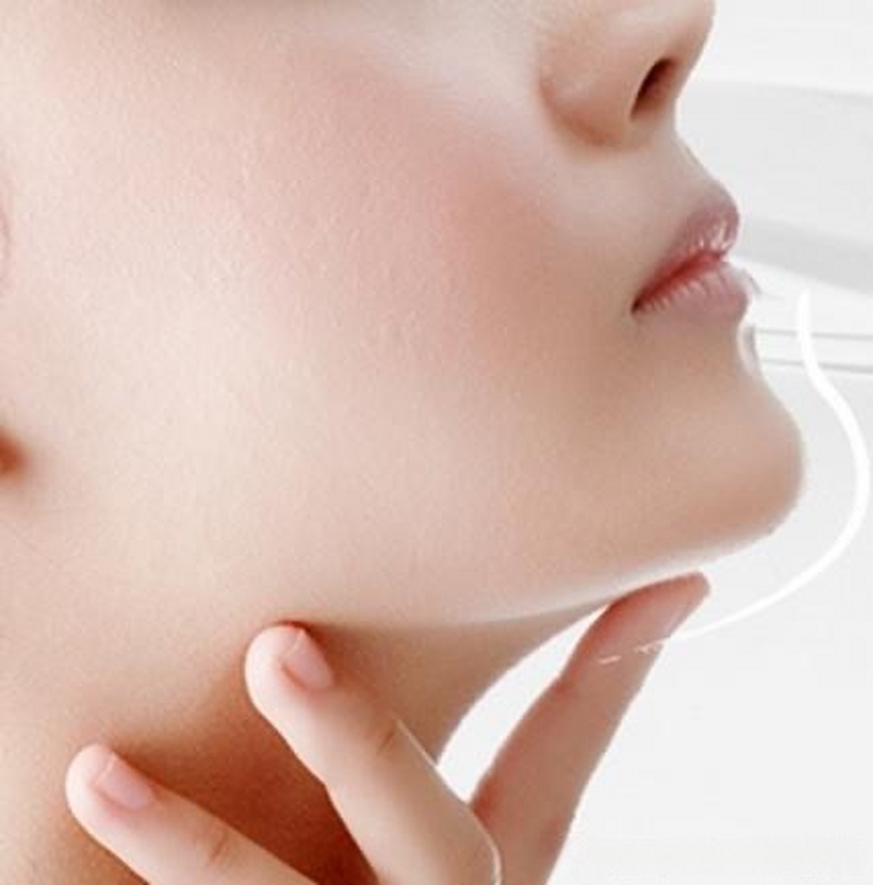 为什么明星都爱垫下巴?