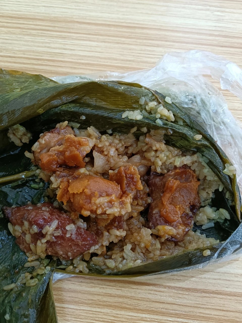 海南定安蛋黄黑猪肉粽 这个粽子是朋友她爸爸从定安寄来学校给她吃的