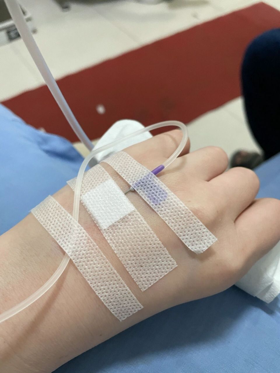 这么好看的手不用来输液可惜了