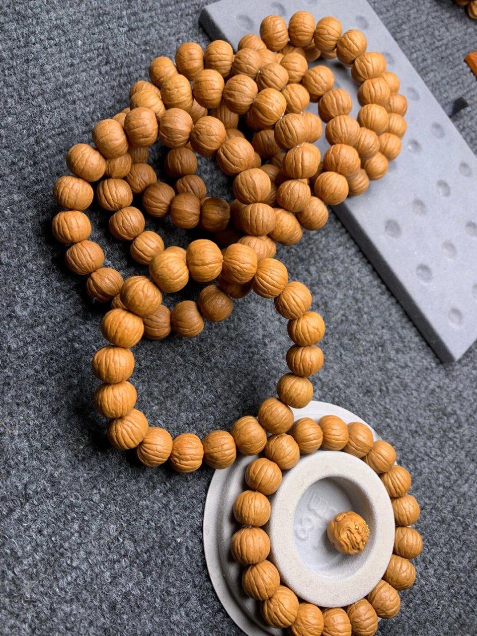 文玩# #文玩女孩# #盘串文玩女孩# #猴头双鳍南瓜# #猴头手串# #文玩