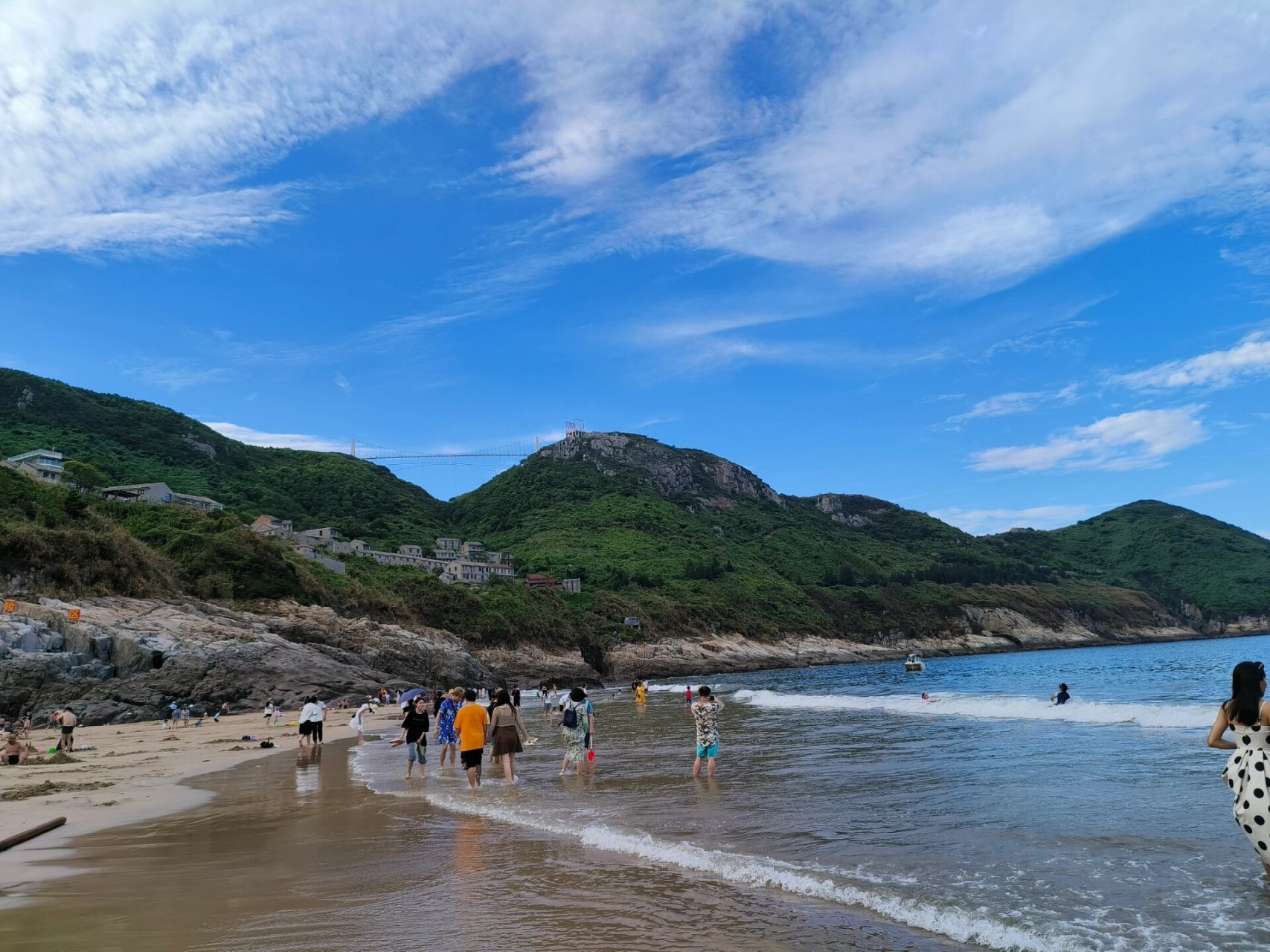 台州温岭洞下沙滩 沙滩在山脚,进去堵车出去堵车,海滩不是很干净,垃圾