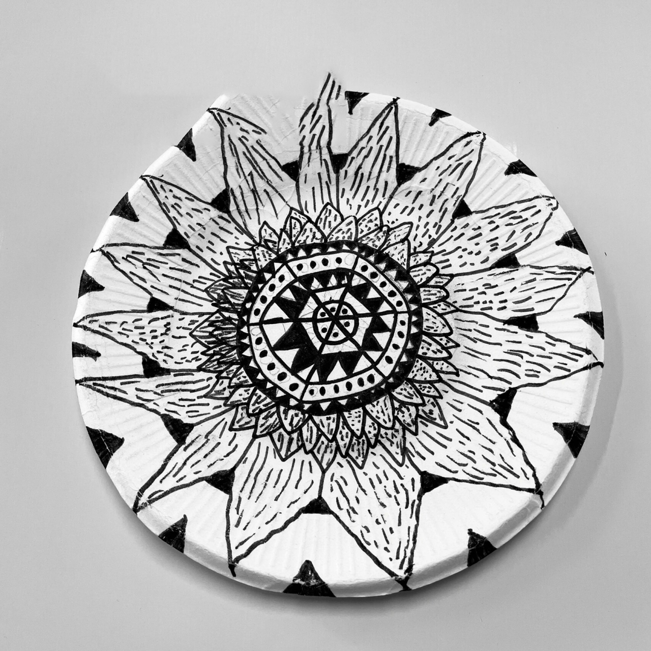 《漂亮的挂盘》点线面|黑白盘子画 孩子们的作品,点线面装饰盘子画,不