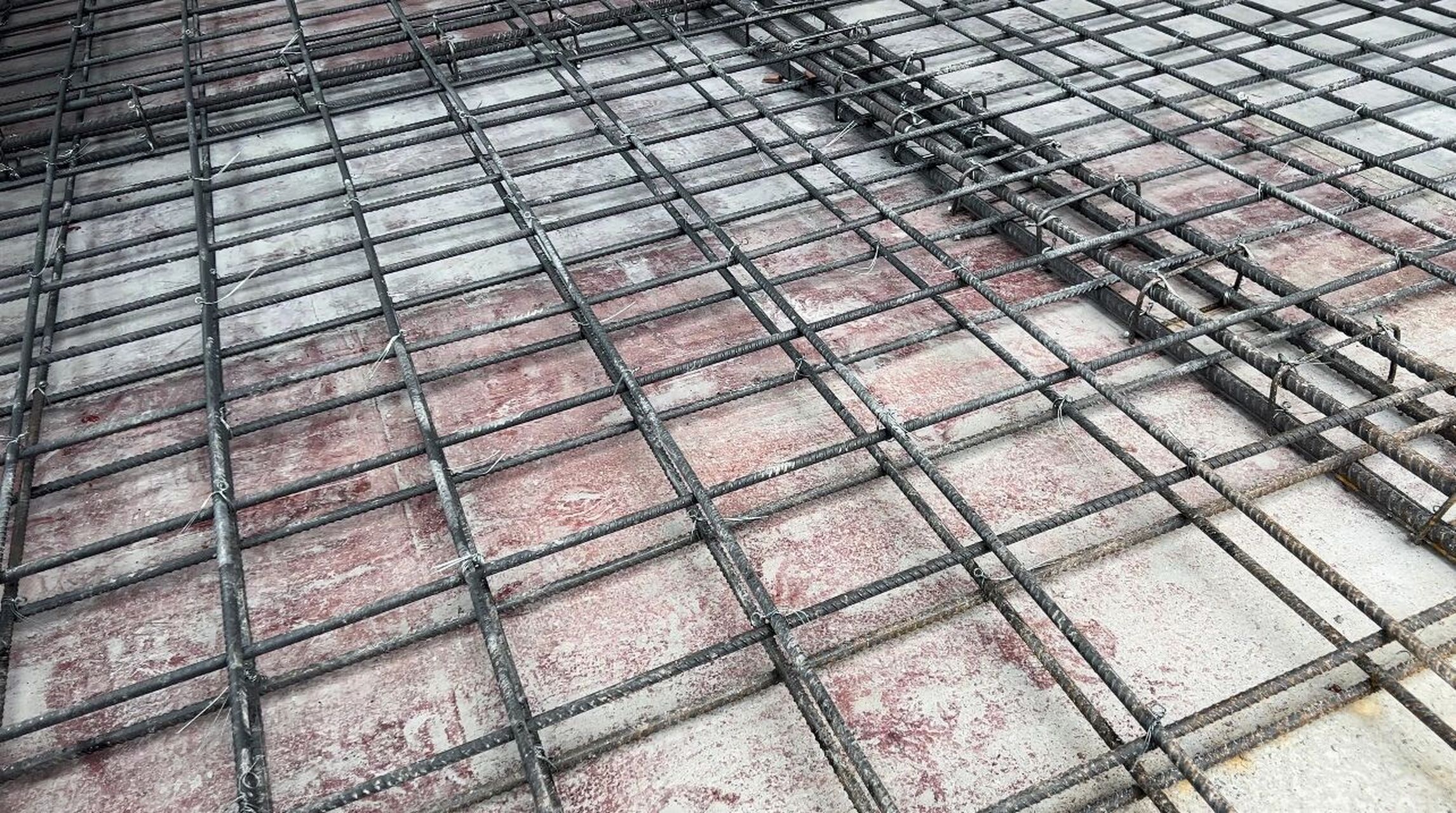 现浇花费32500 看看土建小伙灵魂画工 楼板钢筋规格10,间距180*180,双