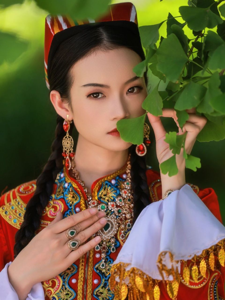 96乌孜别克族服饰: 乌孜别克族无论长幼,女性都留发辫,小女孩扎四十