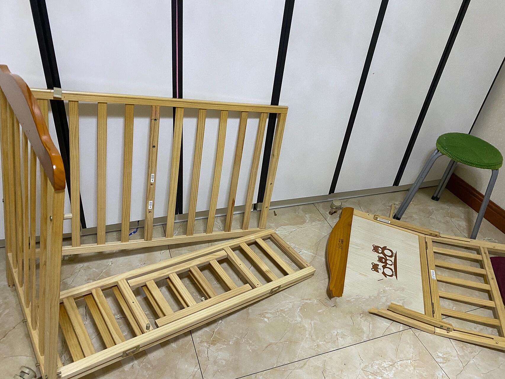 婴儿床改书桌,宝宝和爸爸都说太棒了
