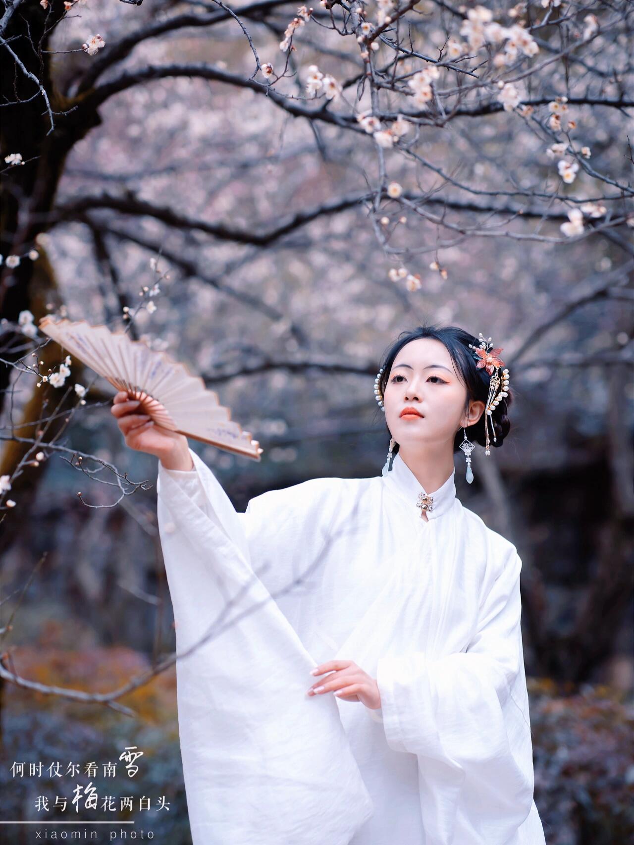 梅花人像如何拍出意境相融 梅花人像怎么拍 首先,以花为环境的人像片