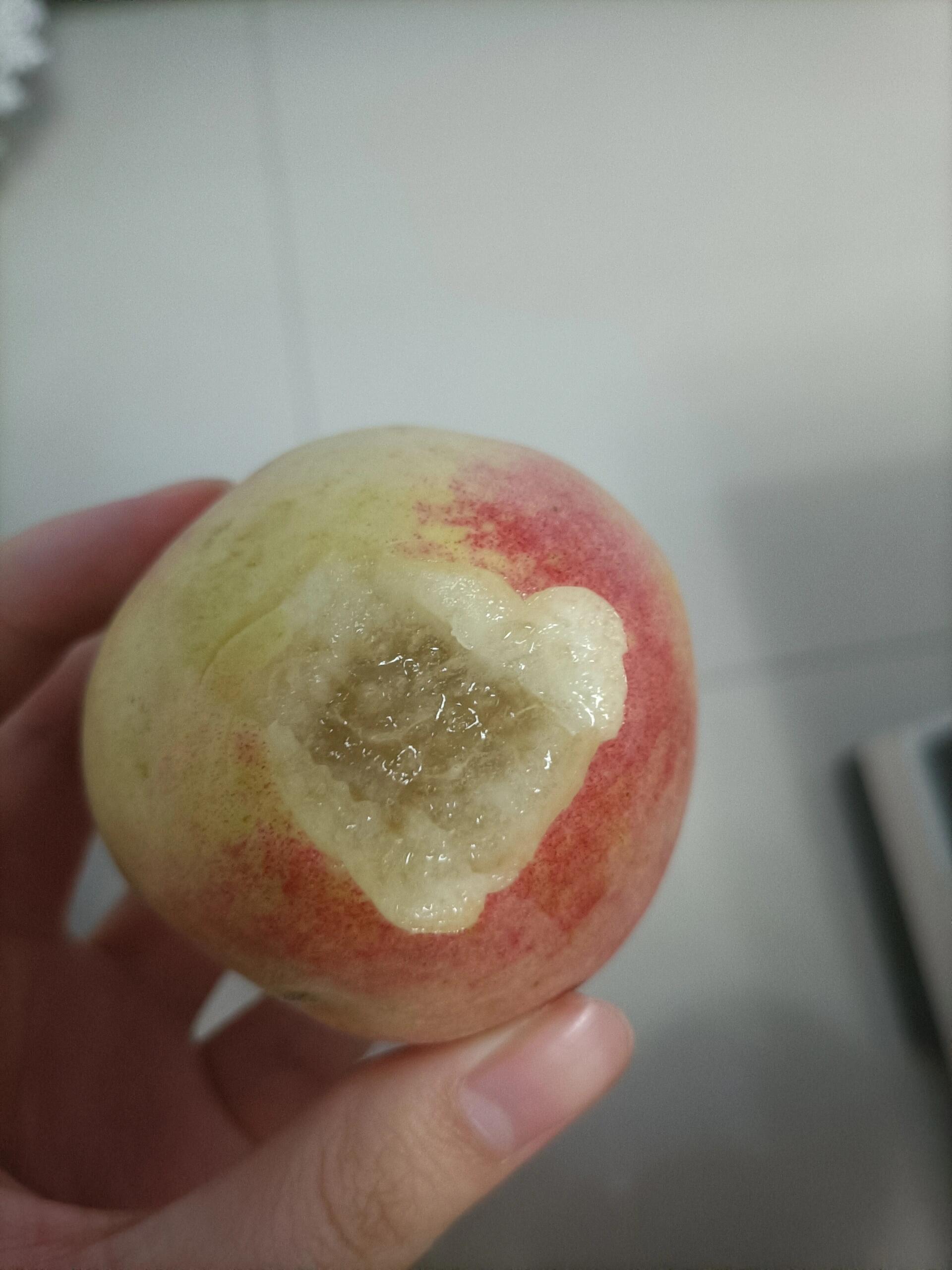 我咬了两口桃跟我妈说:妈沫 你看这是糖心桃