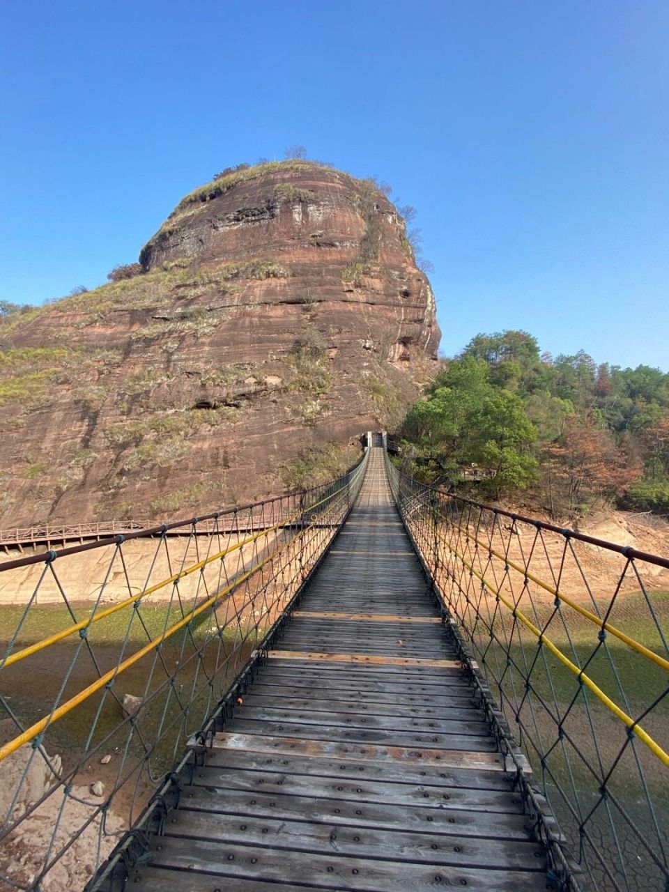 弋阳卧佛 江西省弋阳县弋阳卧佛:该卧佛全长416米,佛身高差68米,系