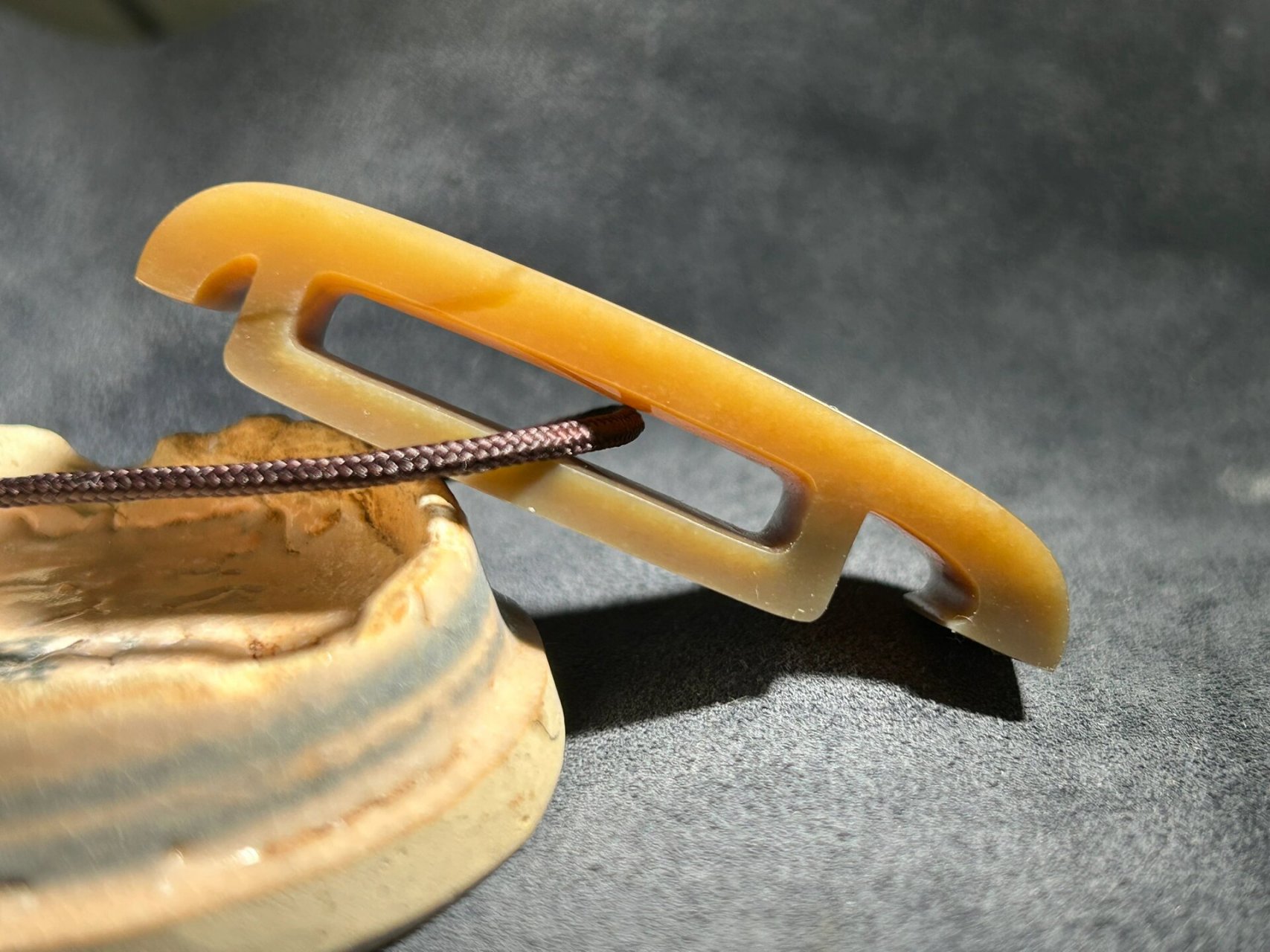 仿汉式剑璏(zhi) 剑璏 汉代剑饰四件套之一,古人配剑是需要一定的社会