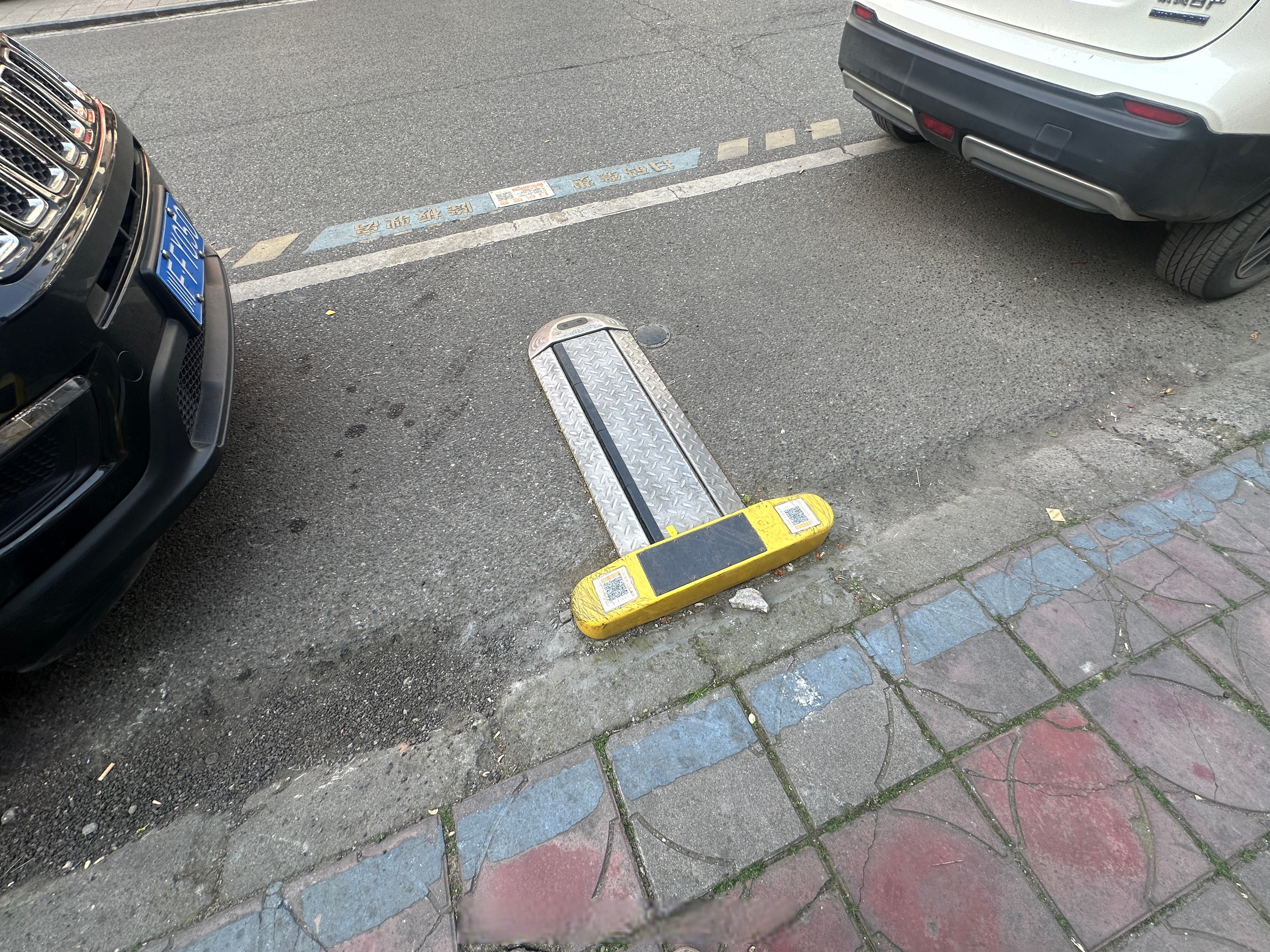 德阳街边装的这个停车自动收费的阻车器,真的脑壳有包!