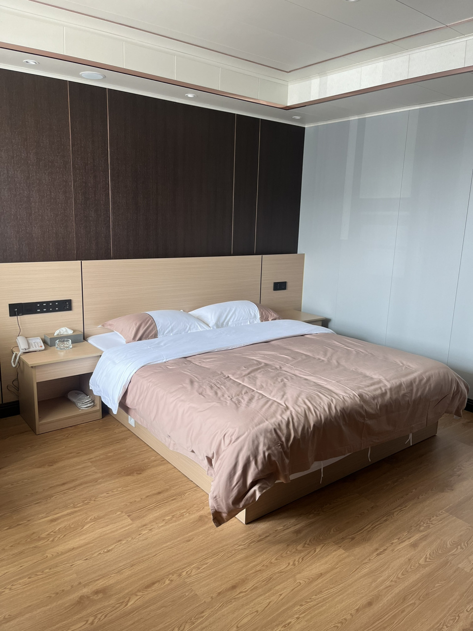 酒店名称:云领精选智能酒店 亮点:24h无限接送75157515环境