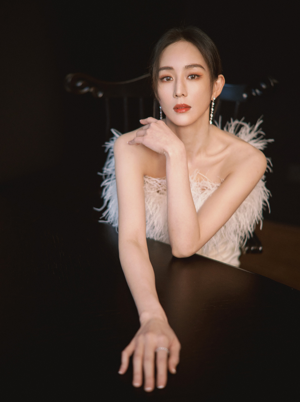 张钧甯超话 经典白裙,如春日百合,步伐摇曳,熠熠生辉,当羽毛与白裙