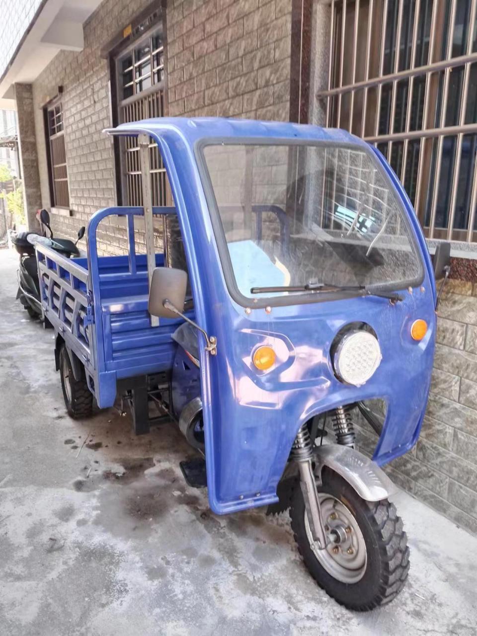 朋友的三轮摩托车转让,九成多新,只走了几十公里,有意者来撩