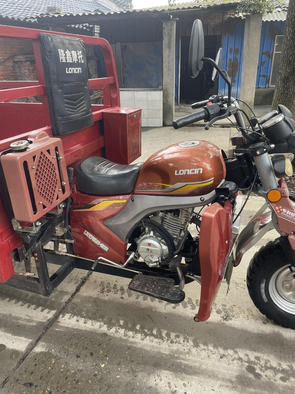 17 年河南隆鑫175 水冷三轮车,车厢2 米,非洲户