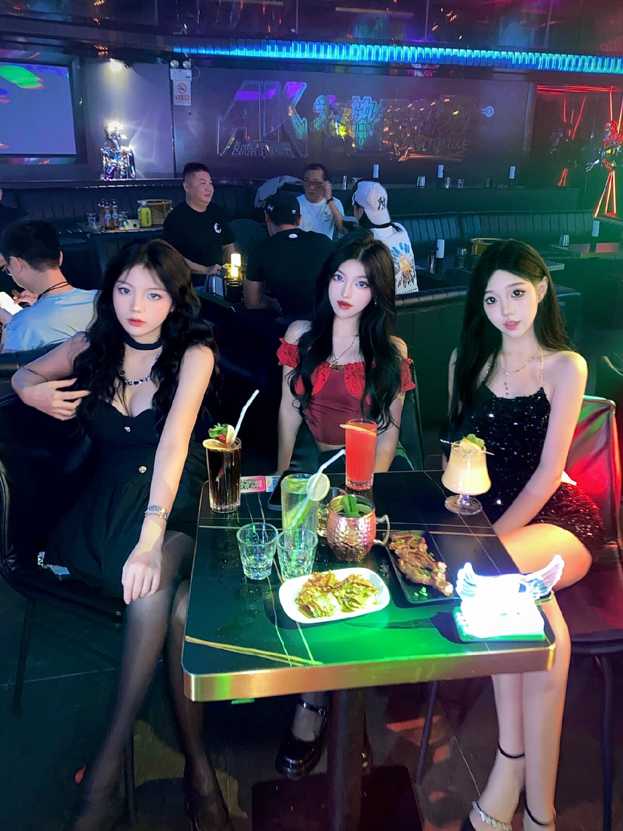 今天和姐妹一起去渔人码头的ak live house酒吧玩啦～ 店内氛围感超