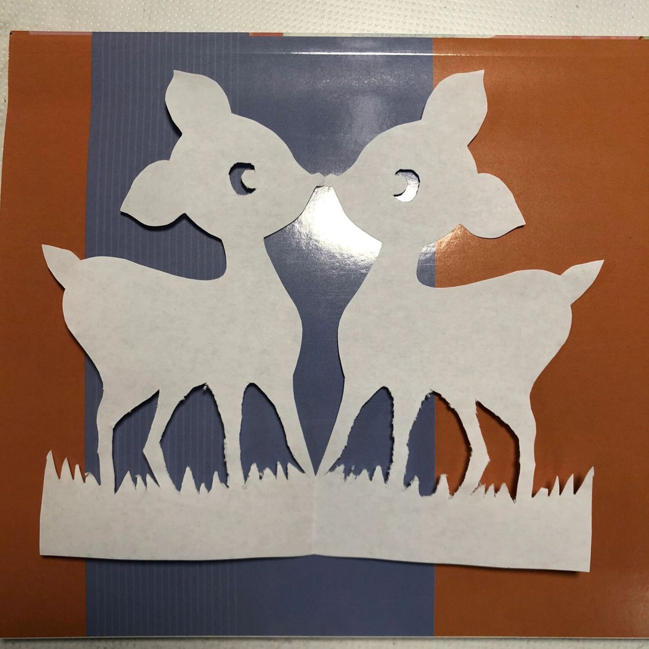 对称小鹿剪纸,小学二年级数学轴对称图形 二年级的宝贝做的对称小鹿