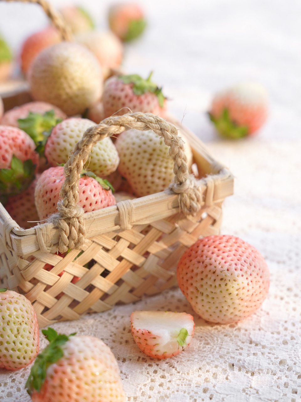 新水果解锁 桃熏草莓 最近吃到两种白草莓,上次是淡雪,这次是桃熏.