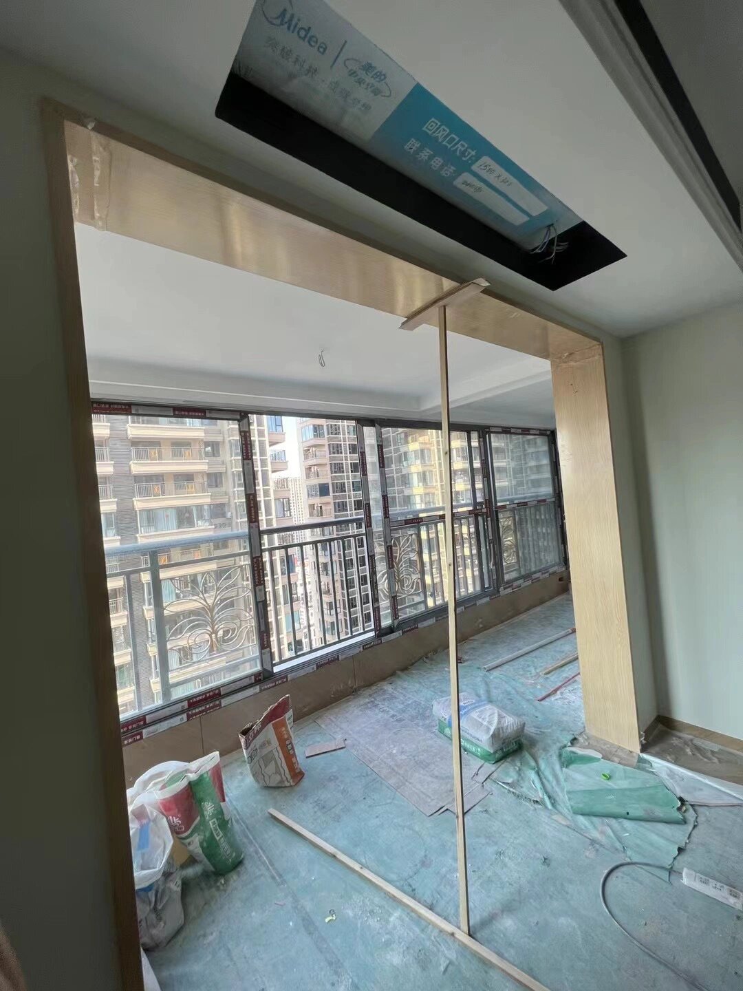 不锈钢阳台垭口门套 幸福苑 水曲柳木纹门套安装完成   做木门套不