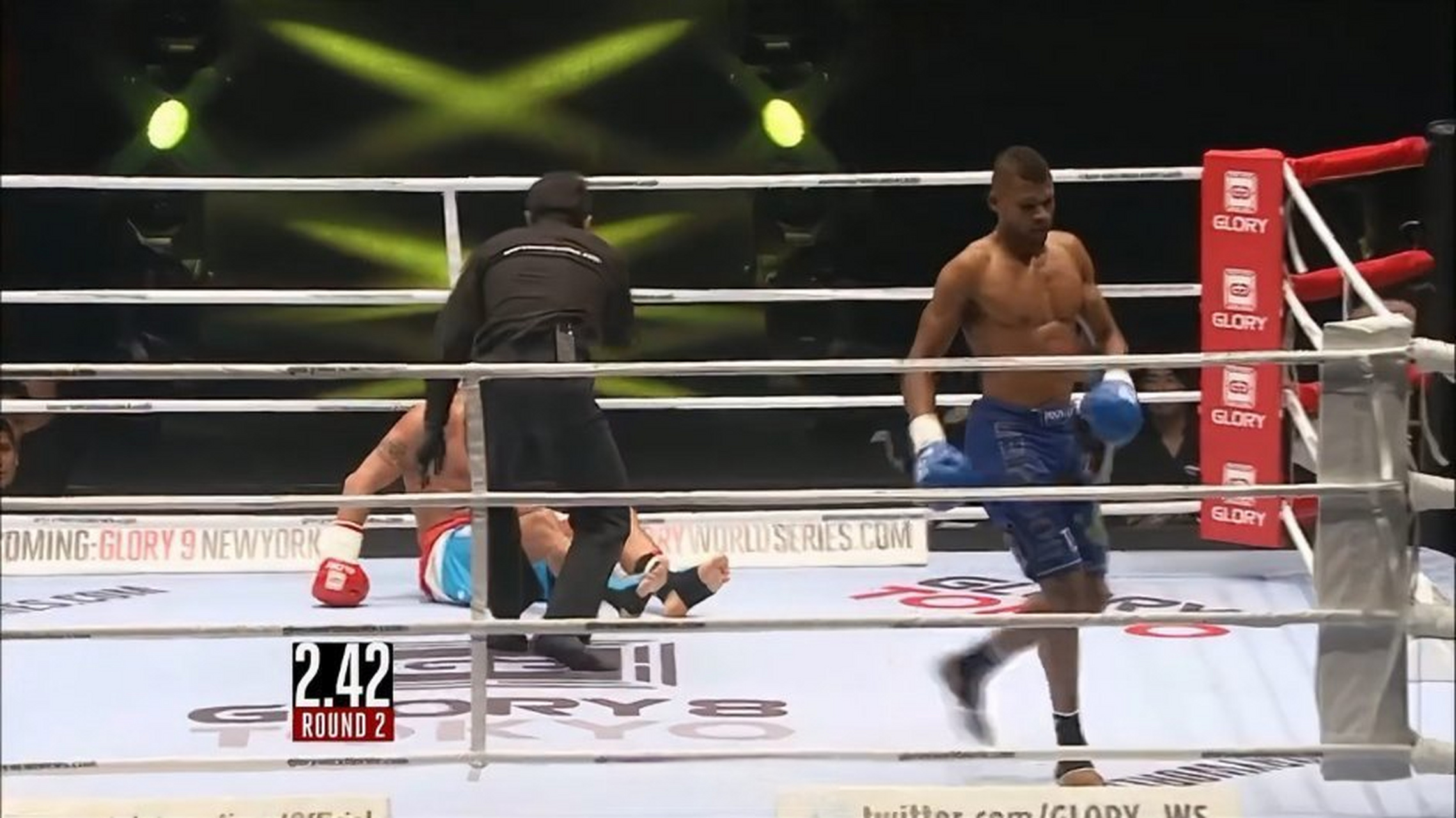 《毁灭性膝击ko时刻,铁拳克劳斯就这样被ko了》毁灭性膝击ko时刻,铁拳