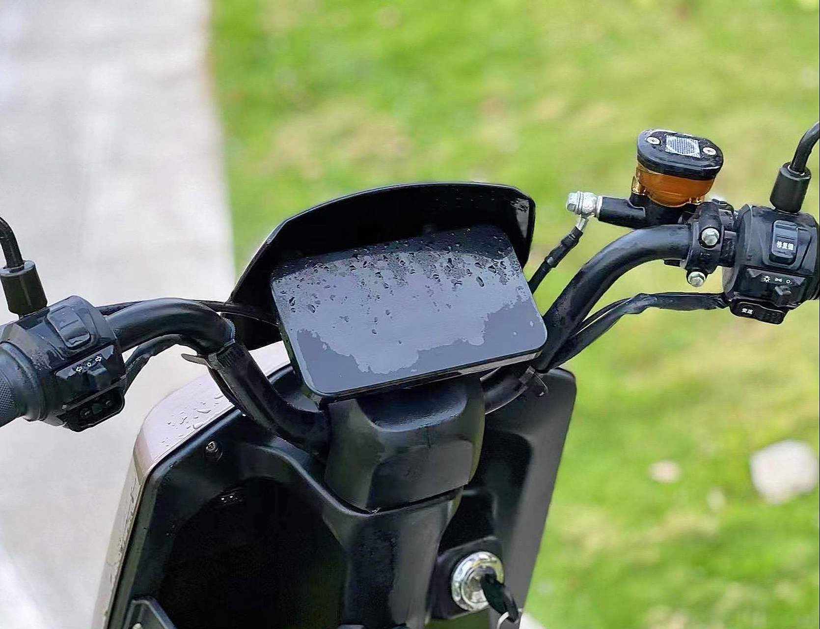 2023年购买的哈啰棒途新国标电动车(可上牌)实行2000公里准新车,搭配