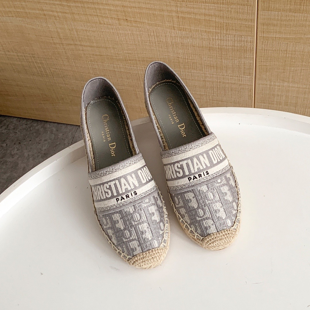 2021dior 渔夫鞋 dior granville 渔夫便鞋采用标志性的休闲风格,今在