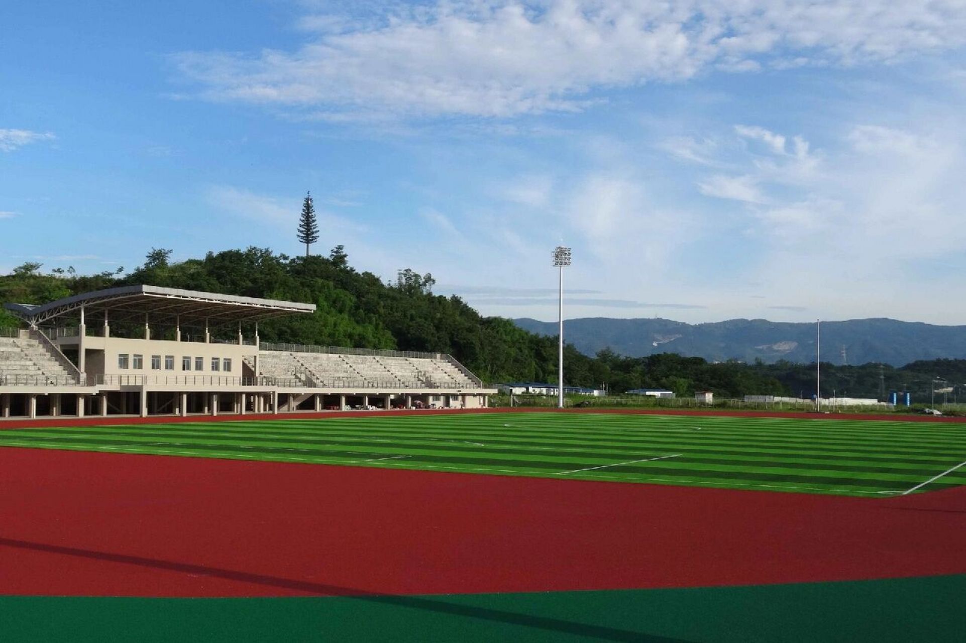 重庆化工职业学院火速招生中 学校位于重庆长寿区,环境优美,专业类型