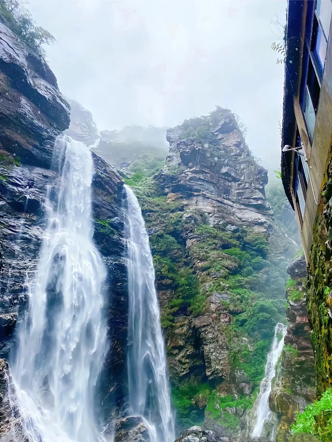 庐山,位于江西省九江市,是中国著名的风景 庐山,位于江西省九江市,是