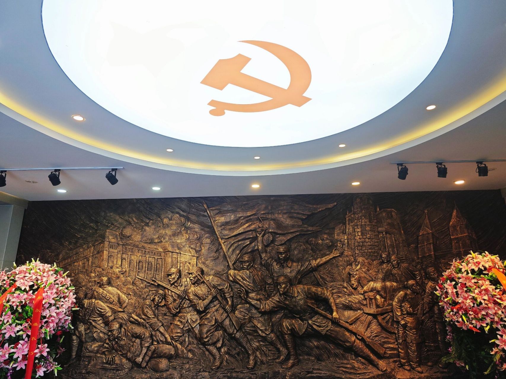 今天参观青岛革命烈士纪念馆正好赶上有单位举行吊念参观活动,感触颇