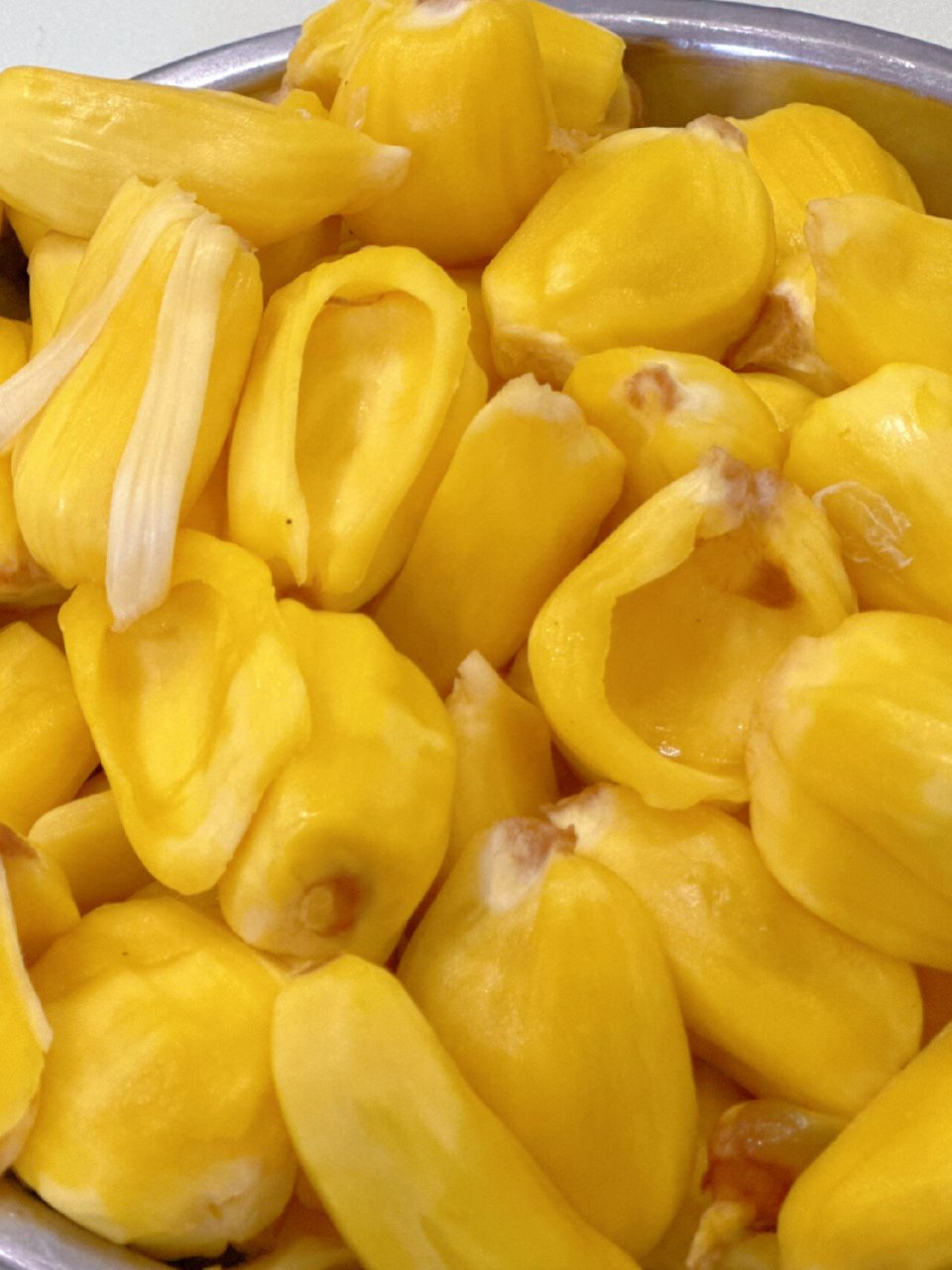 湿包的菠萝蜜果肉熟后是呈浅黄色的,果肉的水分比较多,肉质会比较软