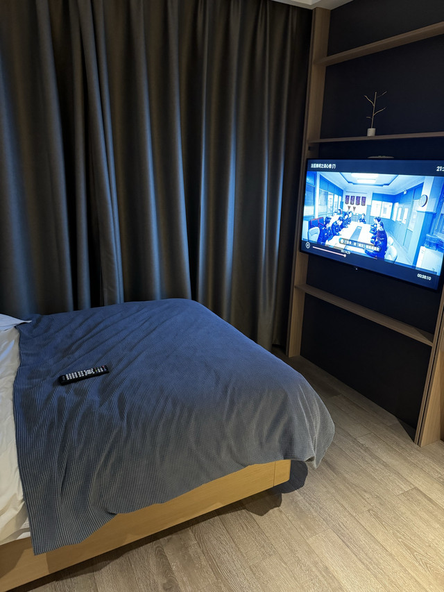 订的房间是套房,2个房间各一张床.先生说|_安玥酒店