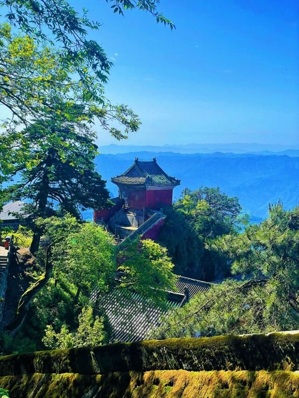 武当山位于十堰市丹江口市境内,是道教中真武大帝(玄武大帝)修炼飞升