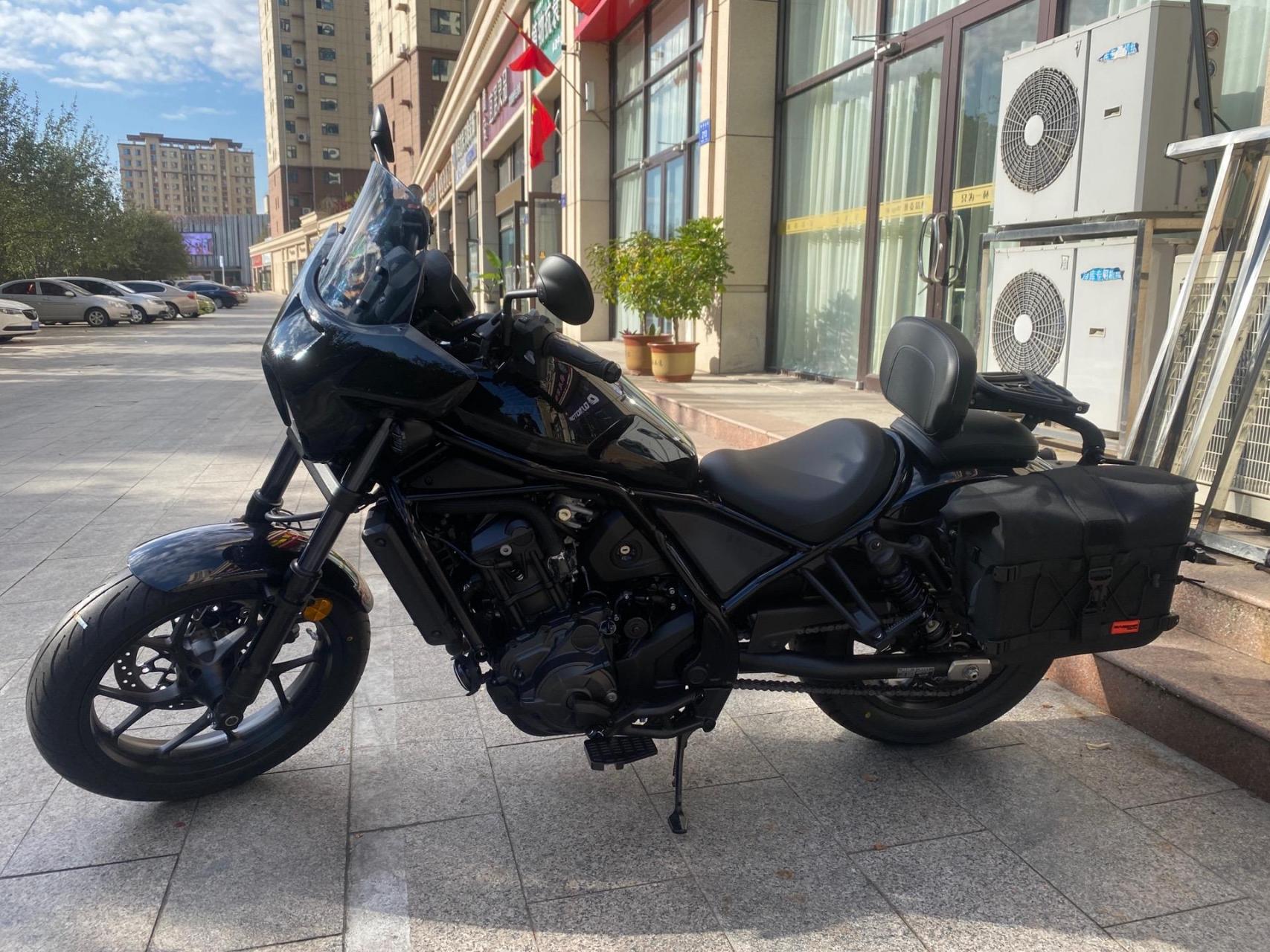 本田cm1100叛逆者,改装:风挡倒流罩,车把增高,靠背,边包.