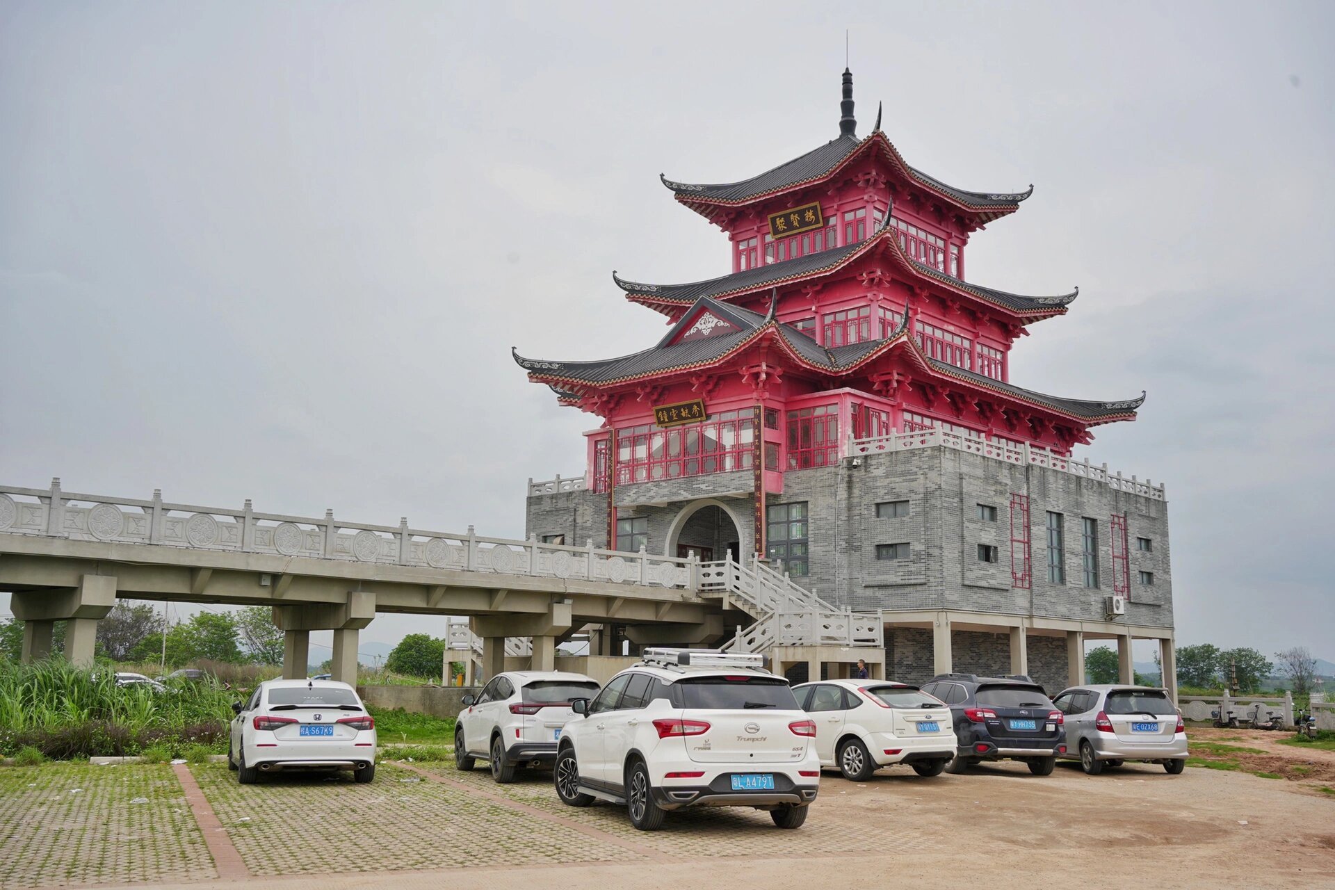 西江边的聚贤楼 三水白坭沙围村位于西江边,这里竟然有一栋红色的建筑