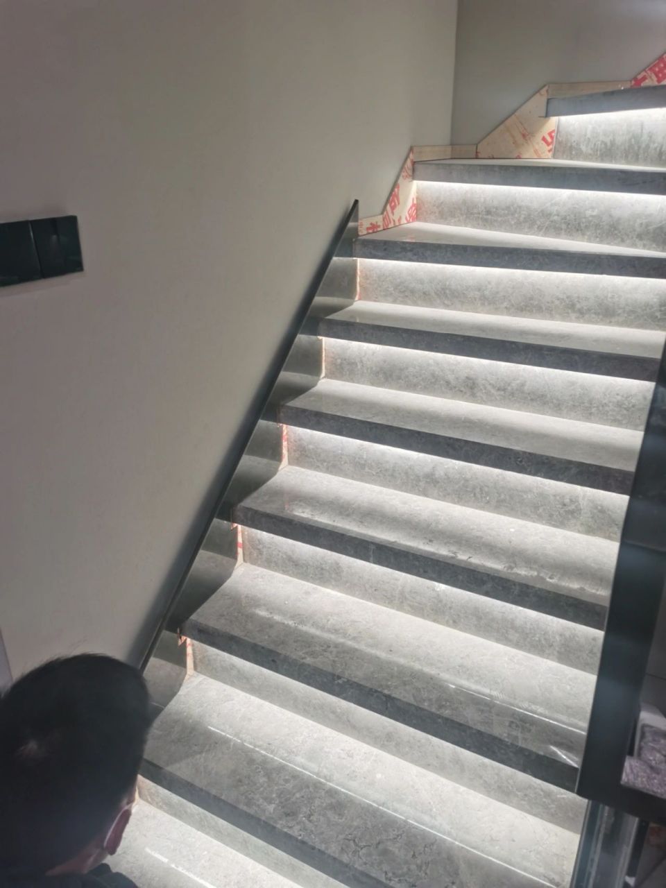 不锈钢踢脚线--楼梯踢脚线安装 装修得七七八八了,才意识到楼梯墙边的