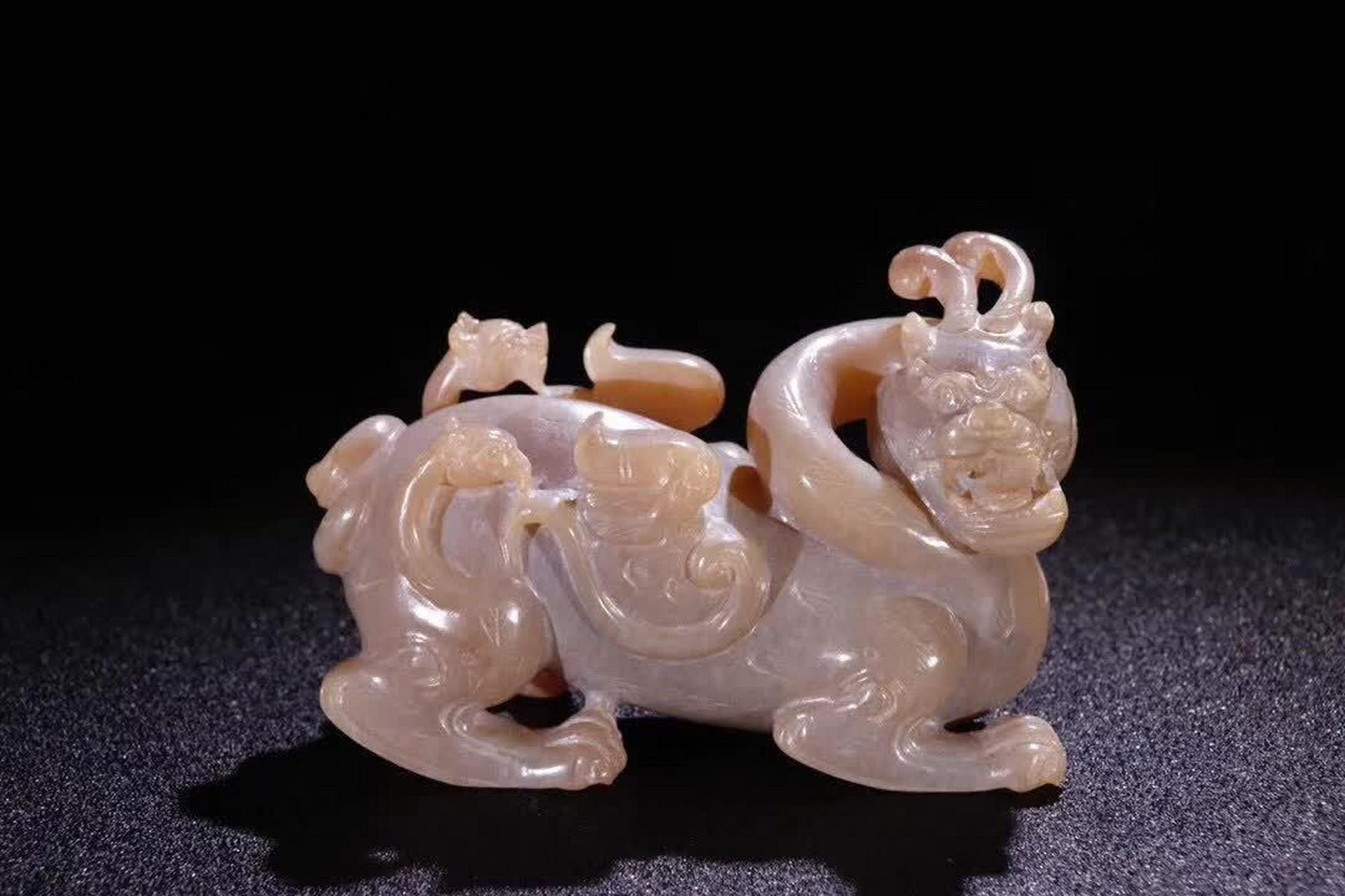 这件汉代高古玉螭龙摆件,规格长9厘米,宽3.