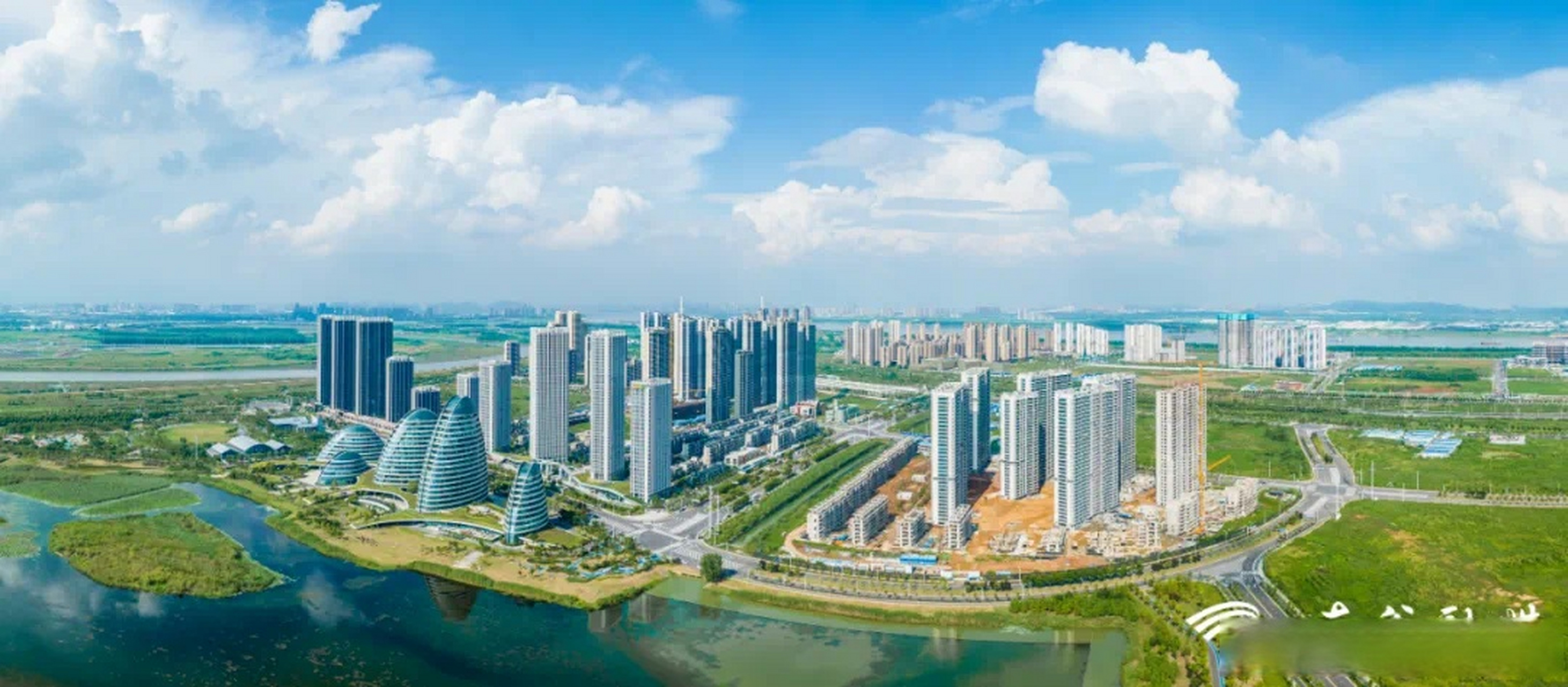 2021年初,武汉经开区跳出沌口挺进军山,把行政中心从沌口建成区敖到