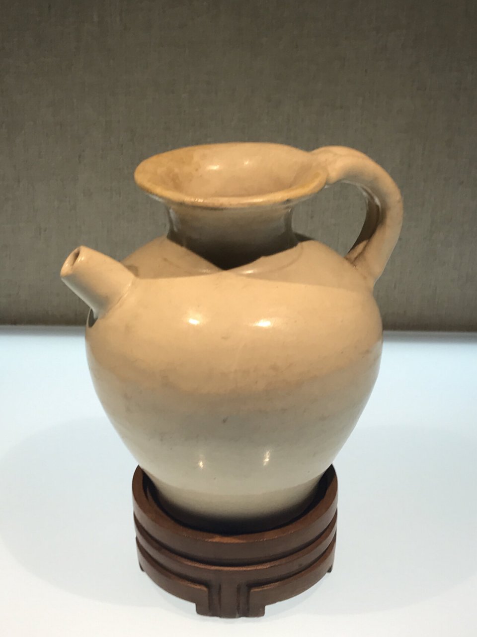 西汉94虎口夜壶 请您欣赏西汉时期的官窑94瓷器器皿