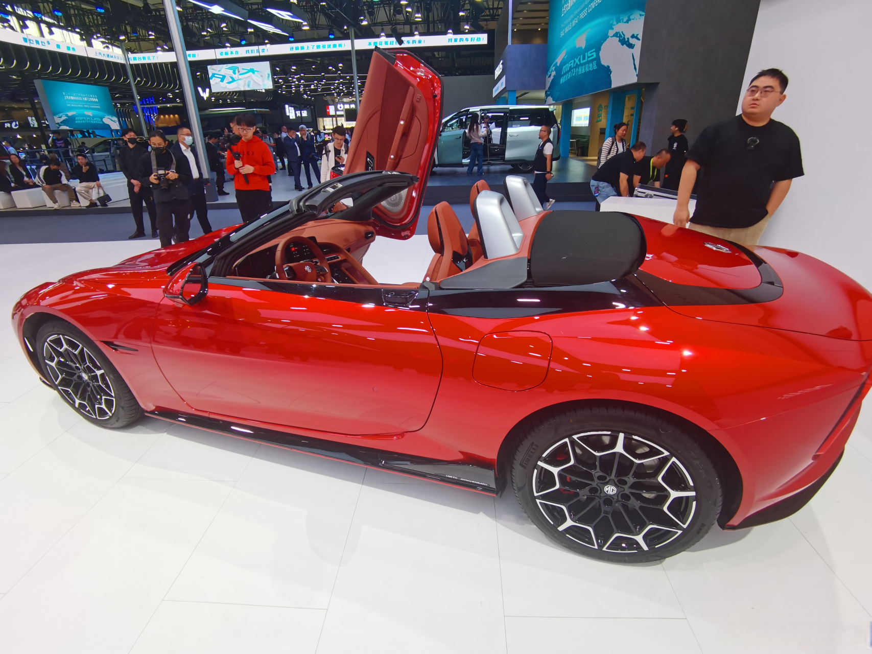 名爵旗下纯电动敞篷跑车——mg cyberster在广州车展正式上市.
