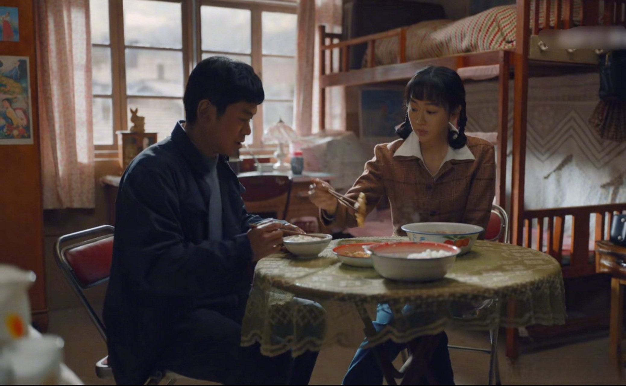 电视剧南来北往在辽宁卫视开播#姚玉玲骑自行车时摔倒了,牛大力见状