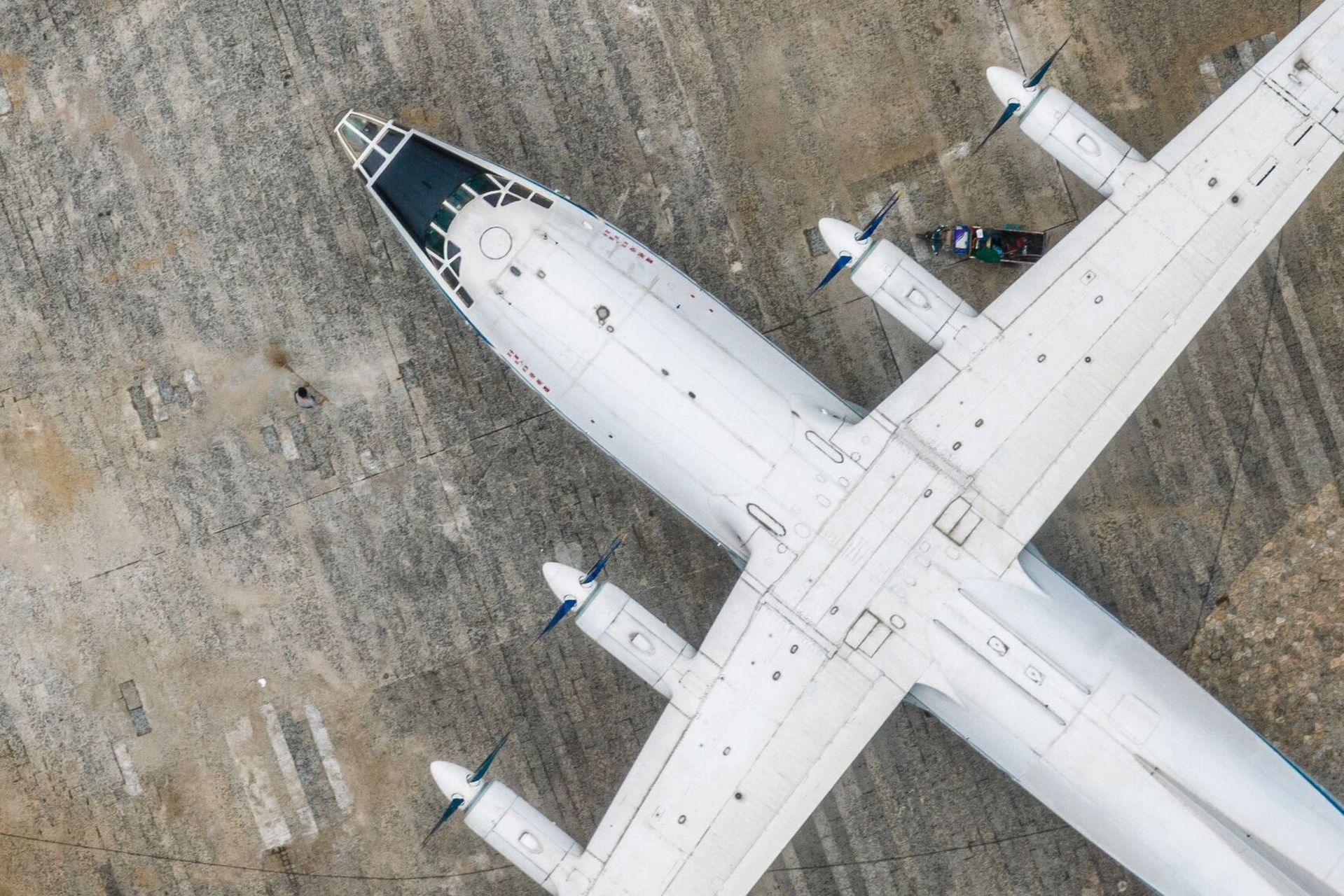 cbd建设的这几年,王家墩机场所剩无几的跑道,塔台等设备也被拆除.