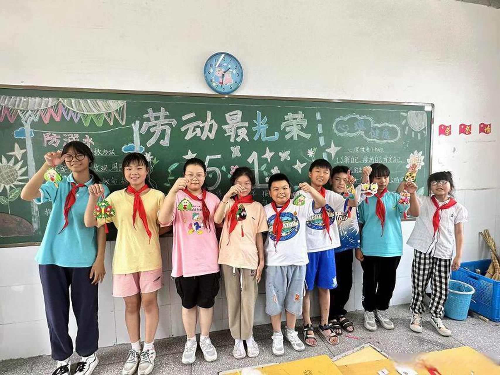 【江都锦西小学:浓情端午 巧手做香囊】6月21日下午,江都锦西小学开展