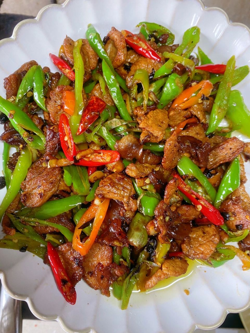 辣椒爆炒肉这也太香了,特别好吃特别下饭 材料 有肥有瘦的土猪肉,豆豉