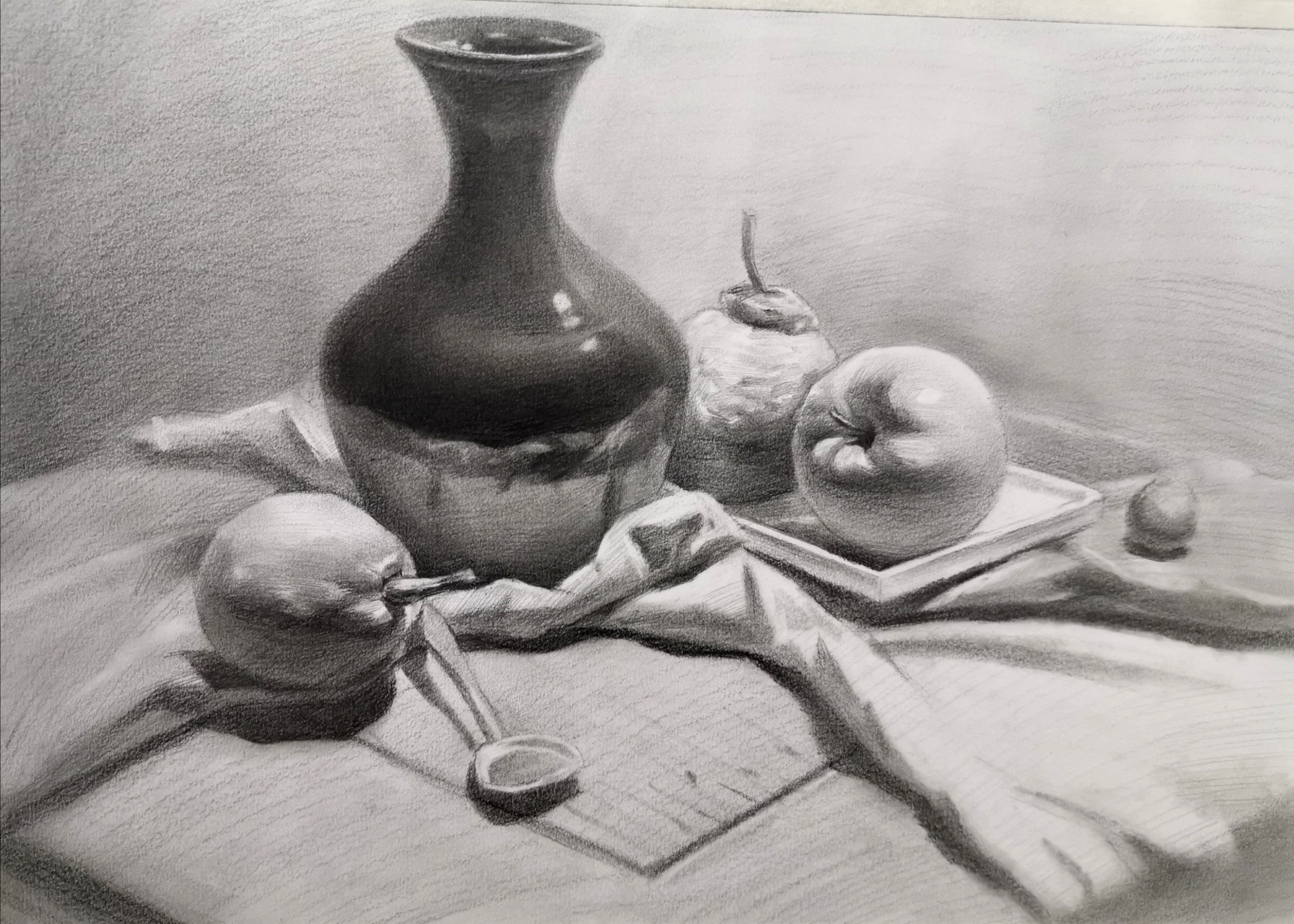 简单素描静物组合(附过程图及步骤讲解) 第一步: :长直线找出物体位置