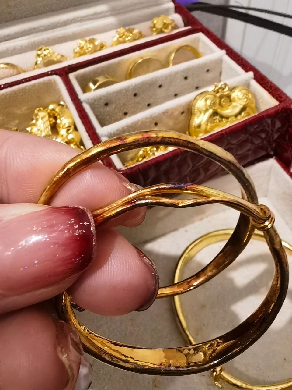 2019年我妈妈在县城里的金店买的(不是品牌的,但金店老板在我们那里