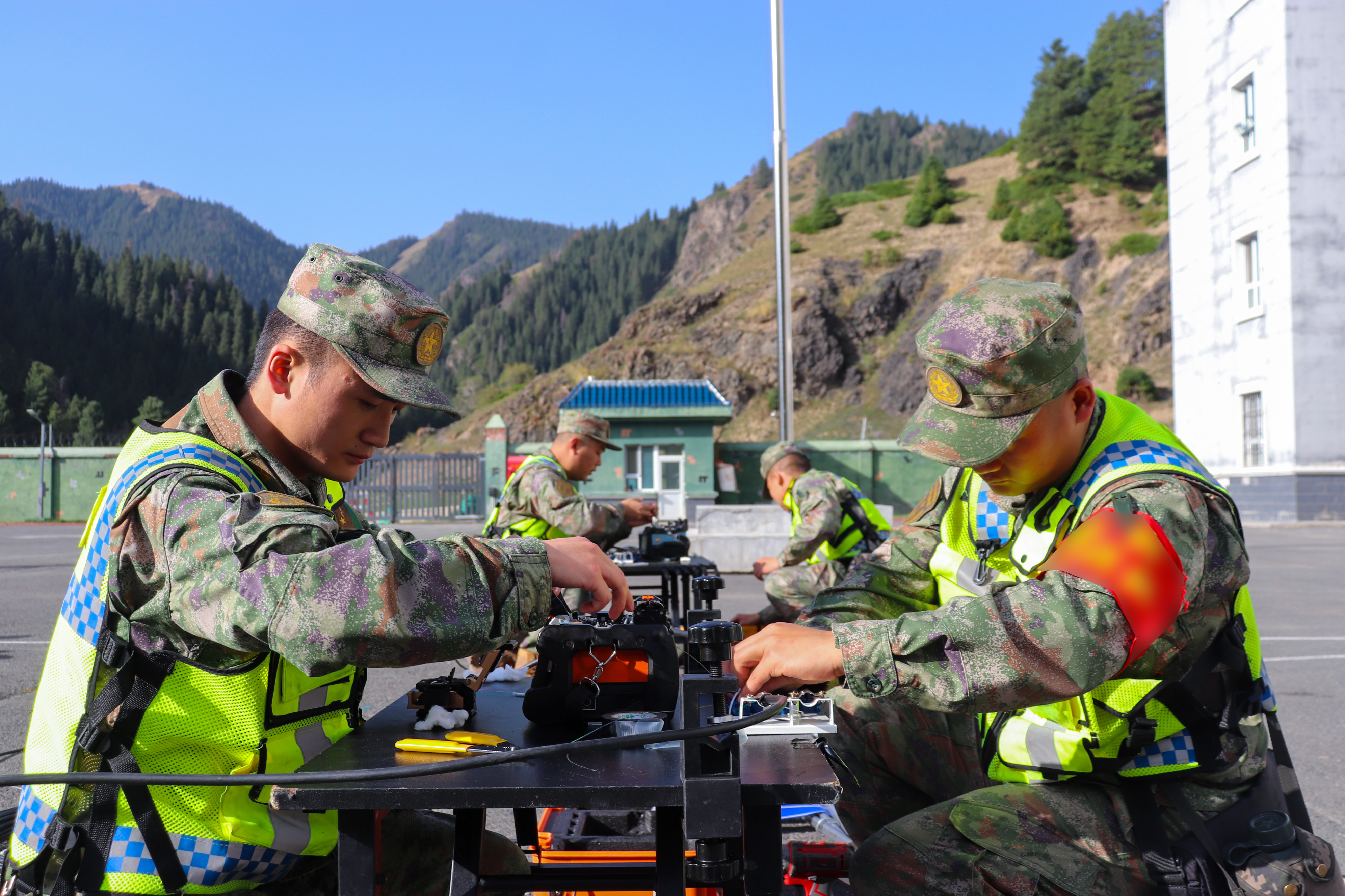 60年来,那里驻扎着一支通信连队,他们与巍峨大山为伴,与苍翠松柏为邻