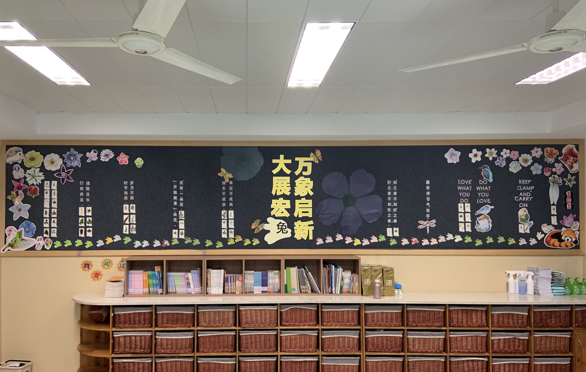 春天在毛毡布黑板报里 原创黑板报设计理念: 1.