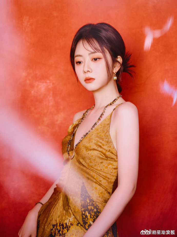 谭松韵真的让人惊艳啊!34岁了还像个少女一样,面部肌肤紧致无皱纹